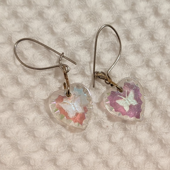 Iridescent glass heart-shaped earrings with butterfly motif - Picture 4 of 5